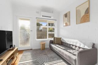 1BR Modern Plympton Oasis - 5