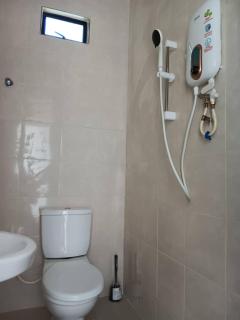 Cozy 2 Bedroom Family Cottage near Beach with Pool, WiFi and Netflix - 3