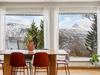 Uptown I City & Fjord Views I FREE Parking - 1