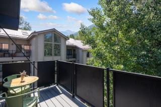 Big & Bright Hidden Gem with Garage, Hot Tub, Lux Kitchen condo - 4
