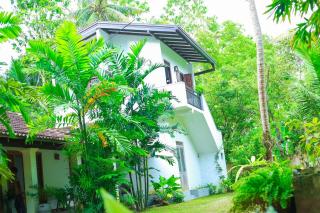 Charming dark lodge in river - 6
