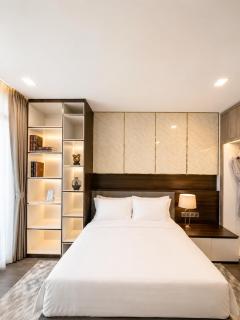 Modern 2BR Apartment - Spacious Living & Stunning View - 1