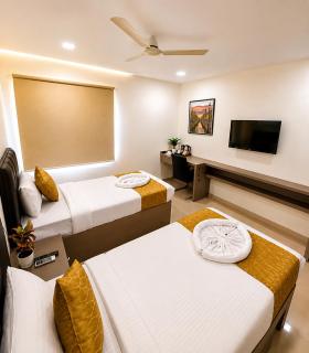 La Riviera Suites - 8