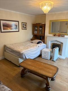 Spacious comfy budget room Near City Centre - 4