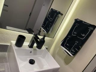 MAG 960 Stylish Luxury Apartment 6 Minutes to Burj Khalifa with Complimentary Guest Welcome Pack - 1