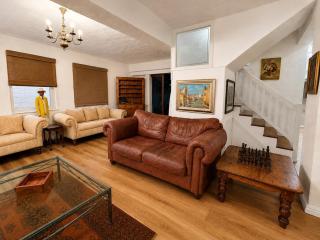 Phay's Cove Charmful & Artsy Coastal Home - 6