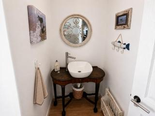 Phay's Cove Charmful & Artsy Coastal Home - 1