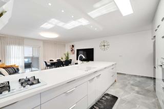 Beachfront Haven - Perfect for Groups - 4