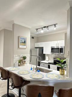 Comfortable 2BR Getaway Close to The Woodlands - 5
