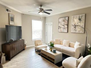 Comfortable 2BR Getaway Close to The Woodlands - 3