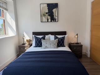 Stylish 2 bed 2 bath City Centre Apartment with Parking - 2