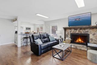 Grand Ridge Retreat w Decks, TVs and Pool Access - 0