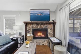 Grand Ridge Retreat w Decks, TVs and Pool Access - 4