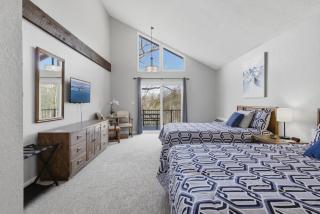 Grand Ridge Retreat w Decks, TVs and Pool Access - 5