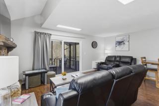 Grand Ridge Retreat w Decks, TVs and Pool Access - 2