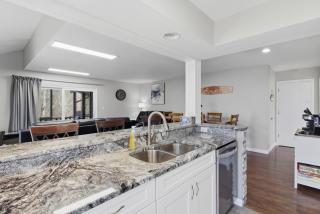 Grand Ridge Retreat w Decks, TVs and Pool Access - 1