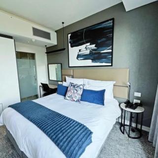 Luxury 1-Bedroom Apartment with Stunning Sandton Views - 5