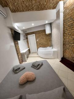 Rustic Jacuzzi apartment - 4