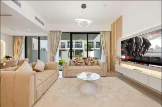 Luxe 4BR Villa with Garden, Parking and Pool - 9