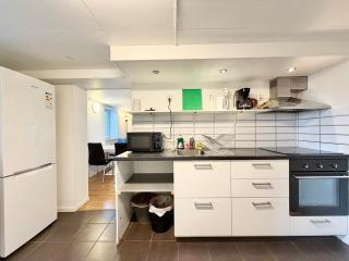 Work-Ready 3BR Home - 6 Single Beds - 10 Min to Volvo - 7