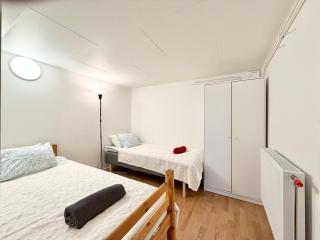 Work-Ready 3BR Home - 6 Single Beds - 10 Min to Volvo - 4