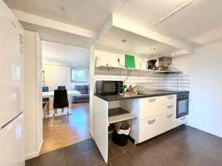 Work-Ready 3BR Home - 6 Single Beds - 10 Min to Volvo - 2