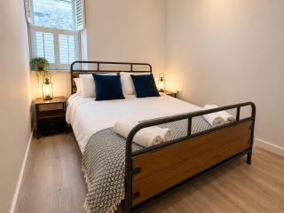 Modern~ Reverse Level~2 bed~Townhouse~Central~Penzance - 8