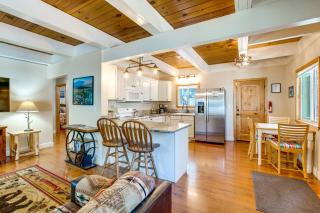 Walk to Regan Beach! Cozy Cabin w/ Private Hot Tub - 4