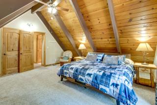 Walk to Regan Beach! Cozy Cabin w/ Private Hot Tub - 1