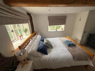 2BR Countryside Pebble Cottage Retreat - 4