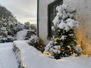 Plas yn iâl with stunning mountain views - 1