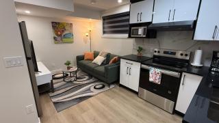 Private Entire Suite in South East 5mins to South Health Campus, 1bed 1 bath and kitchen - 0