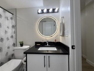 Private Entire Suite in South East 5mins to South Health Campus, 1bed 1 bath and kitchen - 8