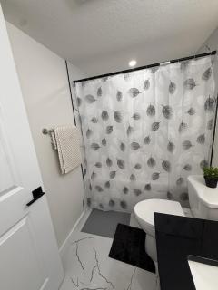 Private Entire Suite in South East 5mins to South Health Campus, 1bed 1 bath and kitchen - 7