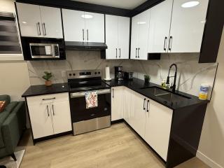 Private Entire Suite in South East 5mins to South Health Campus, 1bed 1 bath and kitchen - 5