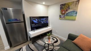 Private Entire Suite in South East 5mins to South Health Campus, 1bed 1 bath and kitchen - 4