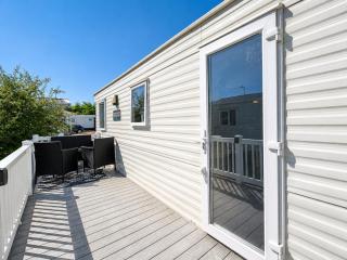 Homely caravan with side decking at Pakefield Holiday Park, Suffolk ref 68071CR - 7