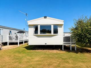 Homely caravan with side decking at Pakefield Holiday Park, Suffolk ref 68071CR - 8