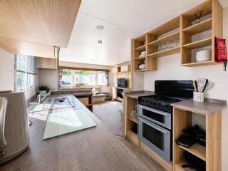 Homely caravan with side decking at Pakefield Holiday Park, Suffolk ref 68071CR - 5