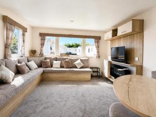 Homely caravan with side decking at Pakefield Holiday Park, Suffolk ref 68071CR - 3