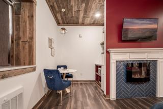 Walk Everywhere Fireplace Downtown Hideaway - 3