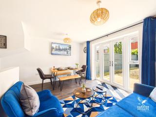Abington Green by Harrier Heights Stays - Kettering - 5 Bed - 2 Bath - Parking - 8