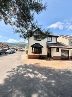 Blorenge View House-Modern Spacious 3-Bedroom - Private parking - 9