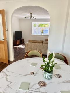 Blorenge View House-Modern Spacious 3-Bedroom - Private parking - 0
