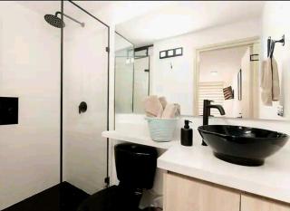 Chic studio with a hotel style bed - 8