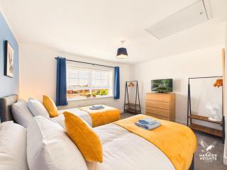 Abington Green by Harrier Heights Stays - Kettering - 5 Bed - 2 Bath - Parking - 6