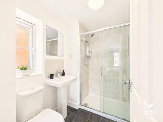 Abington Green by Harrier Heights Stays - Kettering - 5 Bed - 2 Bath - Parking - 4