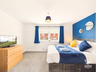 Abington Green by Harrier Heights Stays - Kettering - 5 Bed - 2 Bath - Parking - 2