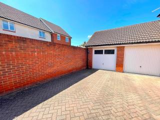 Coastal 3-Bed Home, Sleeps 6 - 4