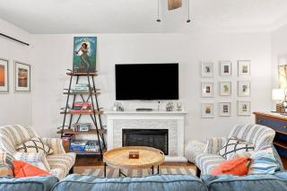 Waterfront Condo King Bed Walk to Douglas - 1
